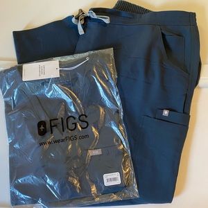 XL/Petite Figs- Dark Harbor (Gray)- Top is NWT, pants are like new/without tags.